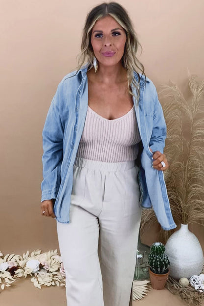 Veste en jean boutonnée bleu ciel grande taille avec poche poitrine 