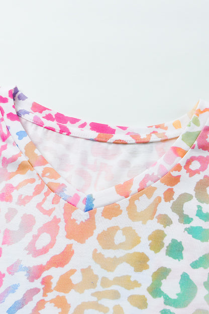 Top de manga corta con cuello en V de leopardo colorido