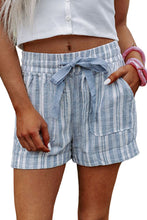 Shorts con estampado de rayas verticales y bolsillos