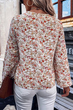 Blusa floral blanca con cuello en V y encaje de manga larga 