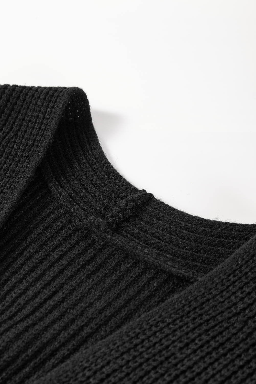 Cardigan ouvert sur le devant à épaules tombantes et broderies de fleurs noires