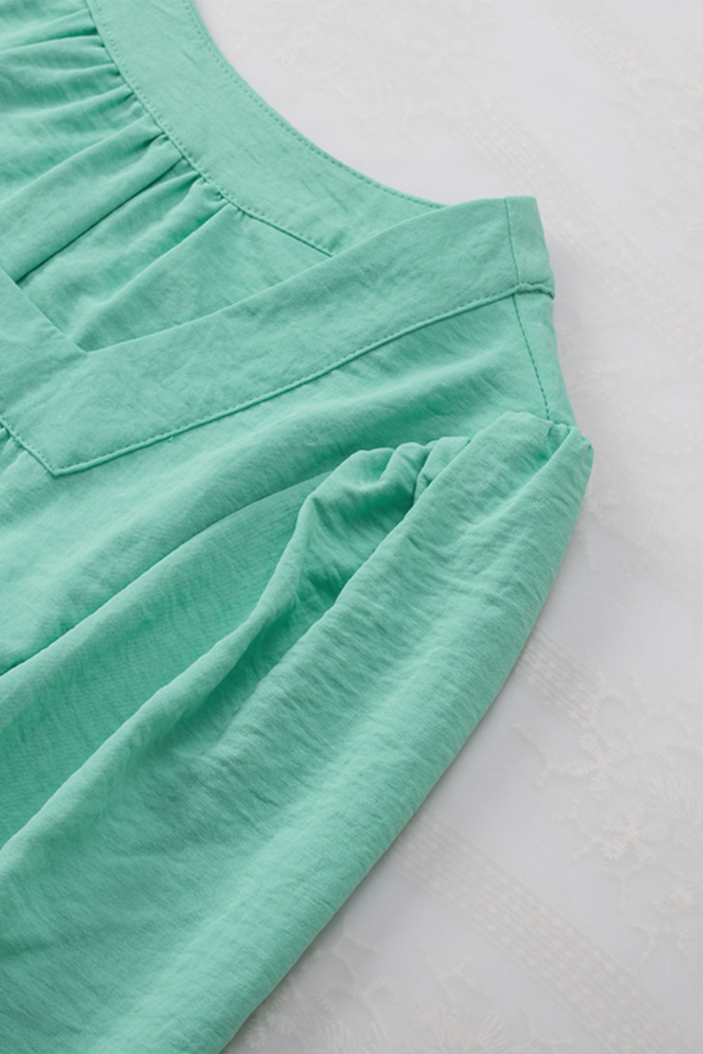 Camisa negra con botones y cuello cuadrado con mangas con volantes 