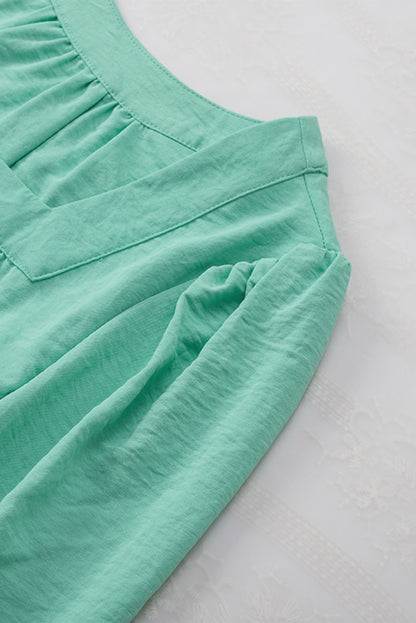 Camisa negra con botones y cuello cuadrado con mangas con volantes 