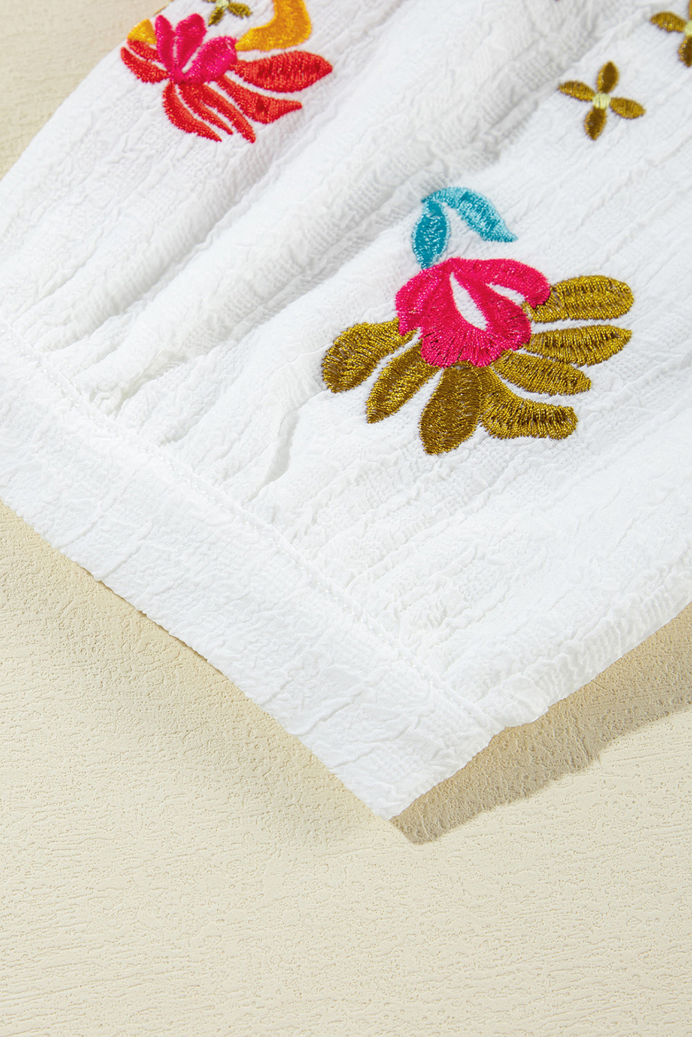 Chemisier texturé à manches bouffantes et broderie florale blanche