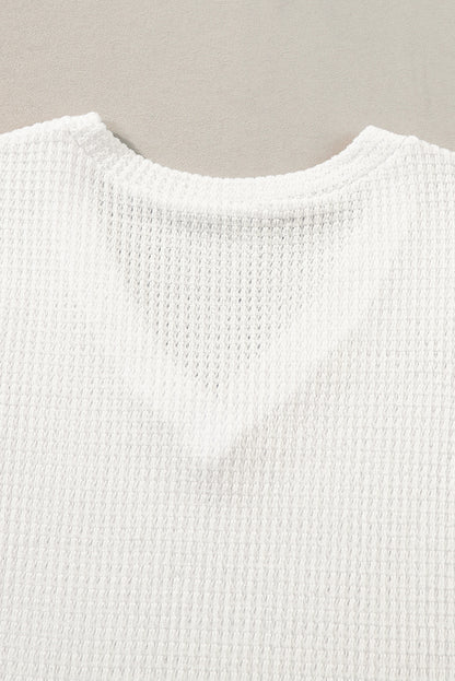 T-shirt blanc en tricot gaufré à col en V et manches pétales