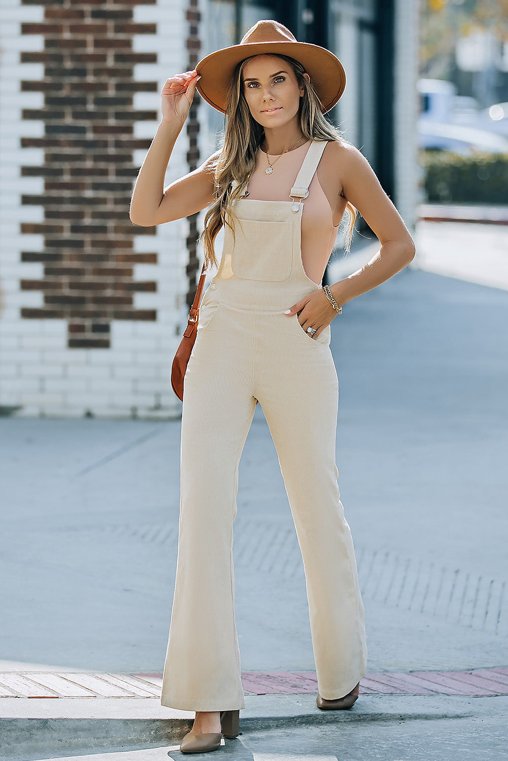 Mono de pierna ancha con tirantes y babero de pana beige