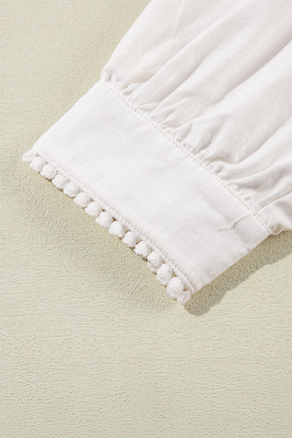 Chemise blanche à manches bouffantes brodées de fleurs