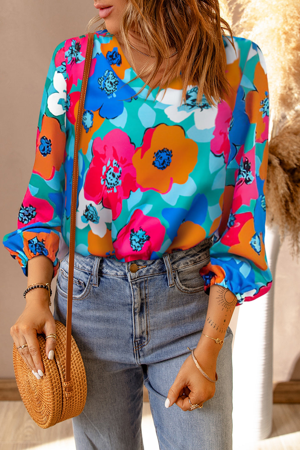 Blusa con cuello en V y manga 3/4 con estampado floral multicolor 