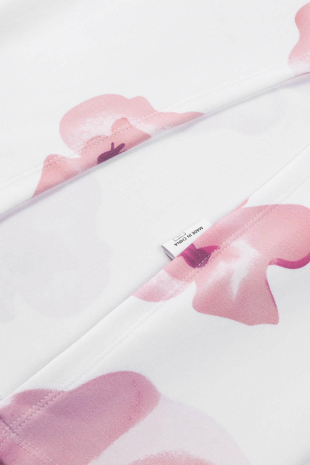 Robe mi-longue moulante fendue à épaules dénudées et imprimé floral bleu foncé