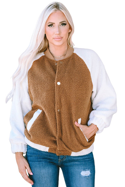 Chaqueta Sherpa con botones a presión y manga blanca en contraste marrón 