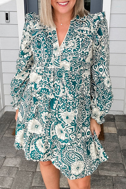 Robe grande taille verte à fleurs et manches à volants, col fendu