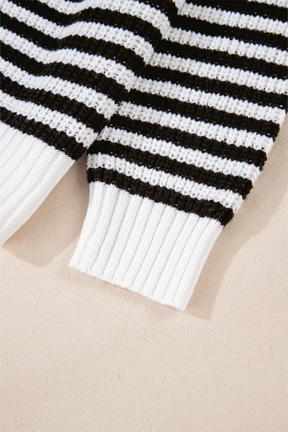 Pull à rayures noires, col zippé, épaules tombantes