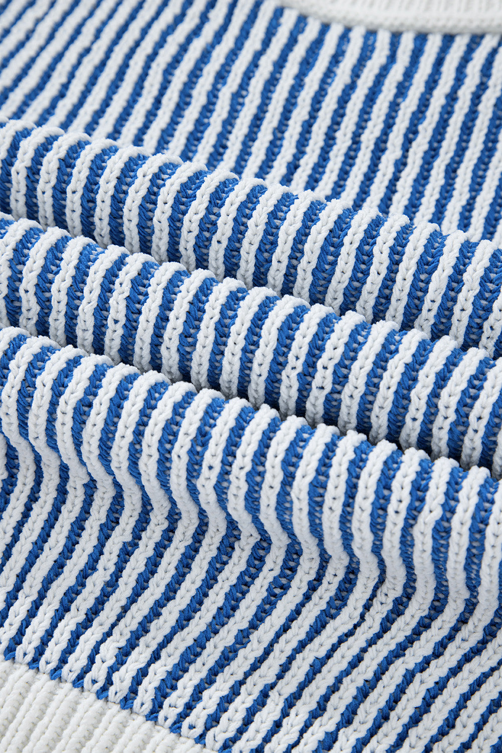 Pull ample en tricot texturé à rayures bleu foncé et bords contrastés