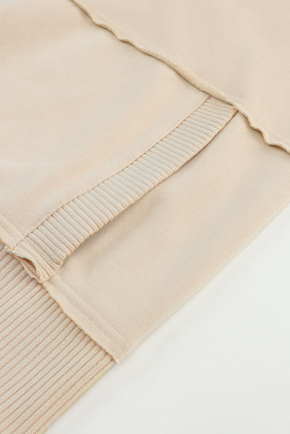 Sudadera caqui con escote con botones a presión y dobladillo de canalé con bolsillo 