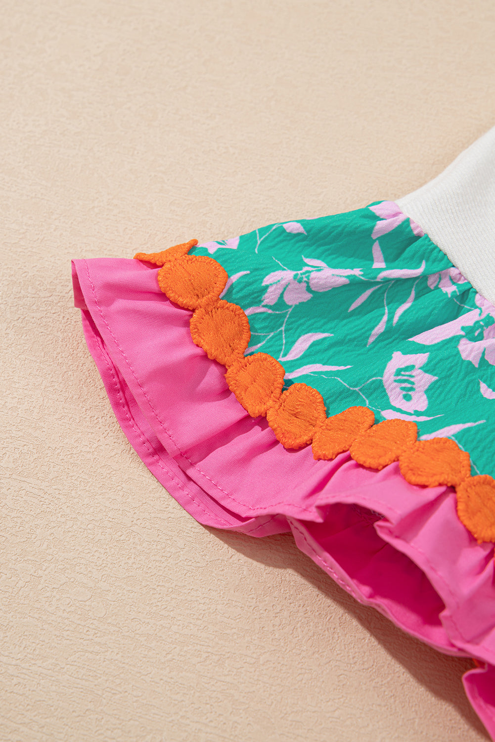 Haut à manches florales contrastées blanches Ricrac