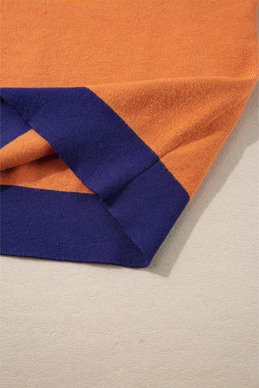 Pull slim à col montant et bords contrastés de couleur jaune paille