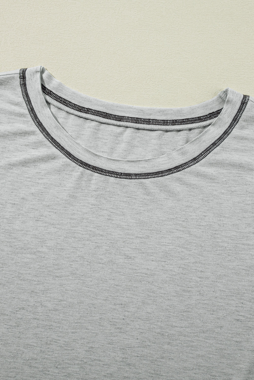 Ensemble short et manches à revers avec coutures contrastées grises