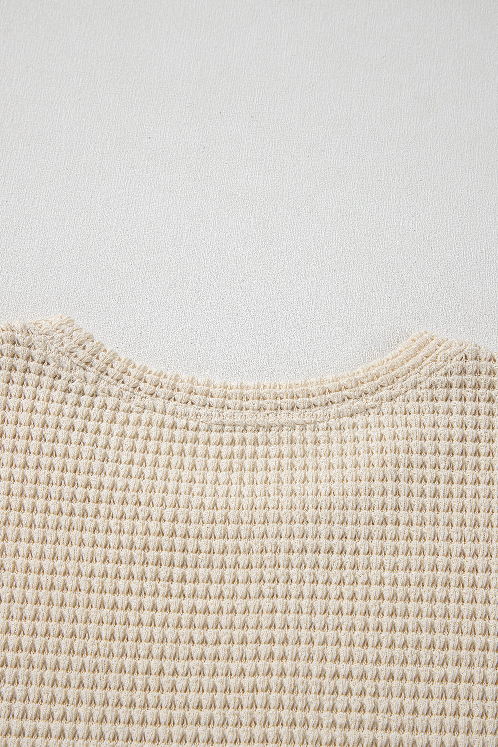 Chemisier péplum beige à imprimé floral gaufré et manches courtes à volants