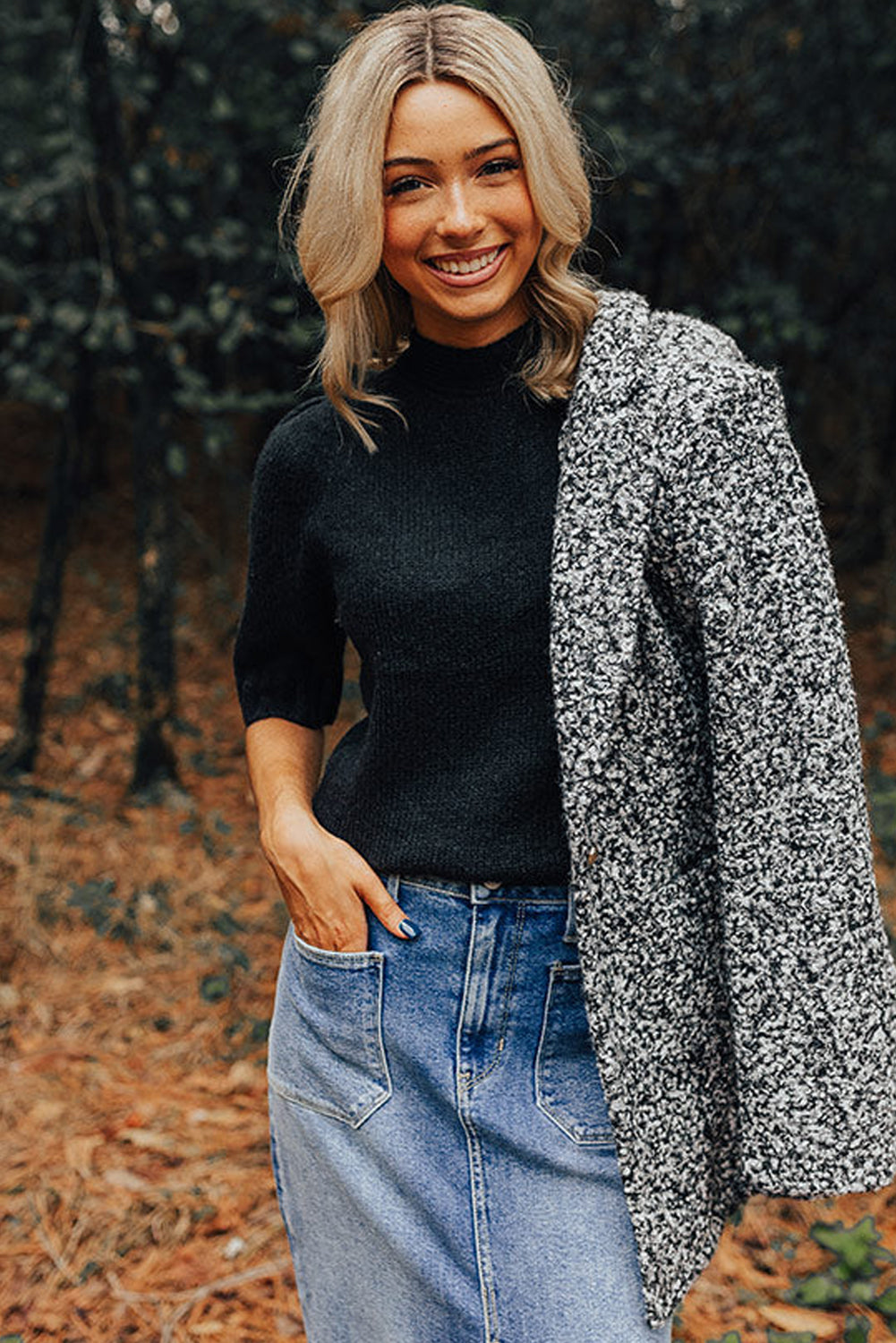 Pull en tricot noir à manches courtes et col en trou de serrure noué