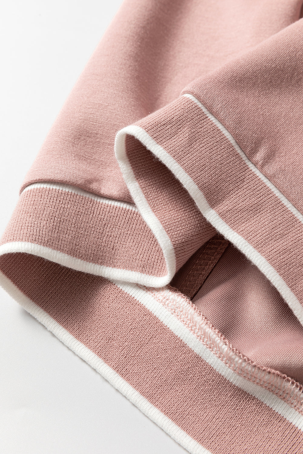 Cardigan en tricot à rayures roses contrastées, col en V, boutonné sur le devant, poches