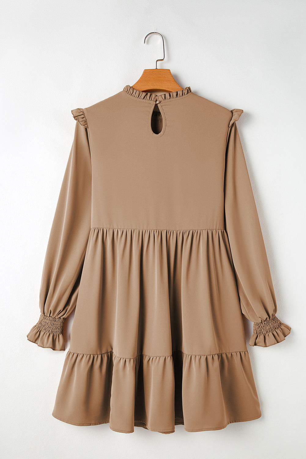 Robe à volants beige clair à col et épaules volantées