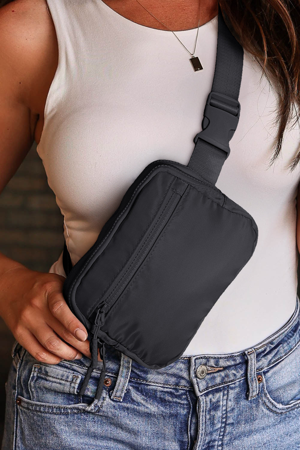 Sac bandoulière carré noir à large ceinture zippée