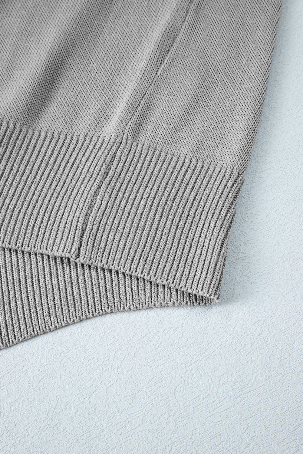 Pull gris uni à manches passe-pouce et bords côtelés