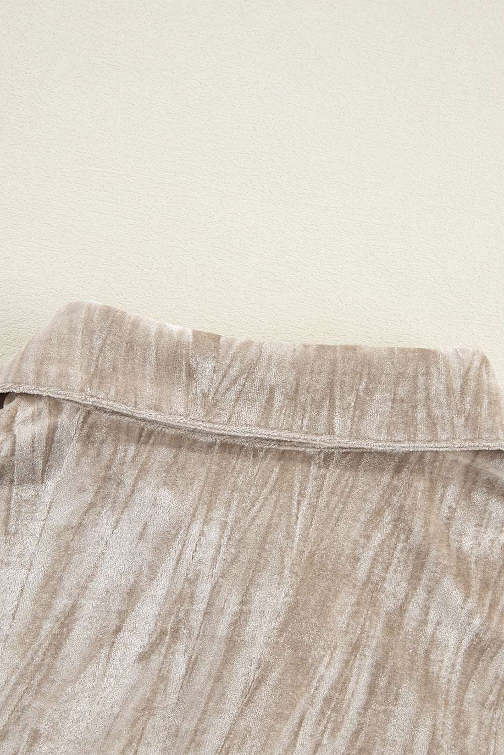 Chemise ample en velours boutonnée avec poches poitrine et coupe ample en polaire dorée