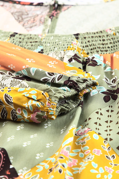 Blusa con estampado mixto y cuello cuadrado