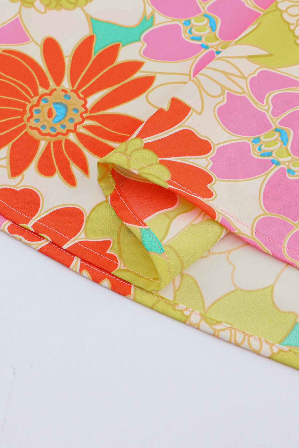 Top floral con mangas acampanadas y cuello levantado multicolor