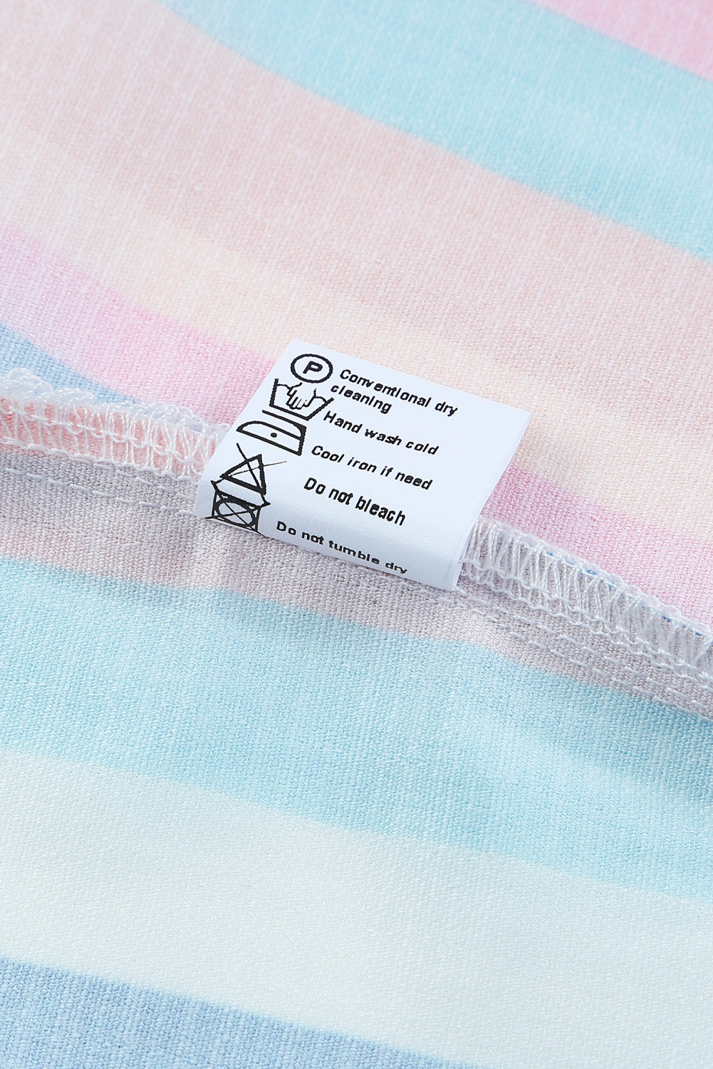 Top de manga japonesa con volantes escalonados y rayas multicolor