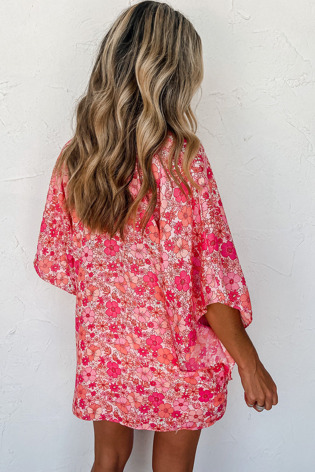 Chemisier kimono rose à fleurs style bohème et col en V