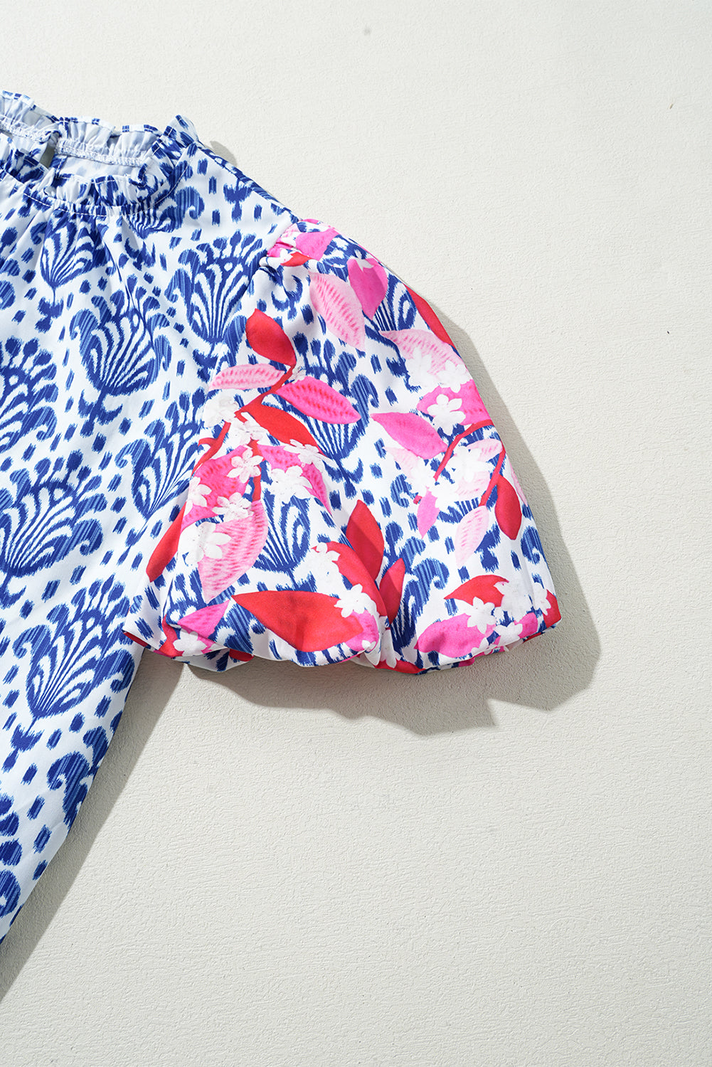 Chemisier bleu à imprimé floral et manches bouffantes avec col à volants