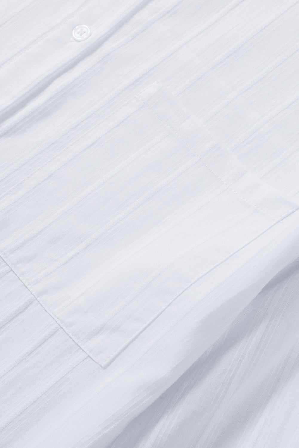 Camisa con botones texturizados y bolsillos