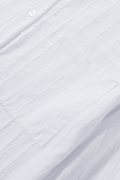 Camisa con botones texturizados y bolsillos