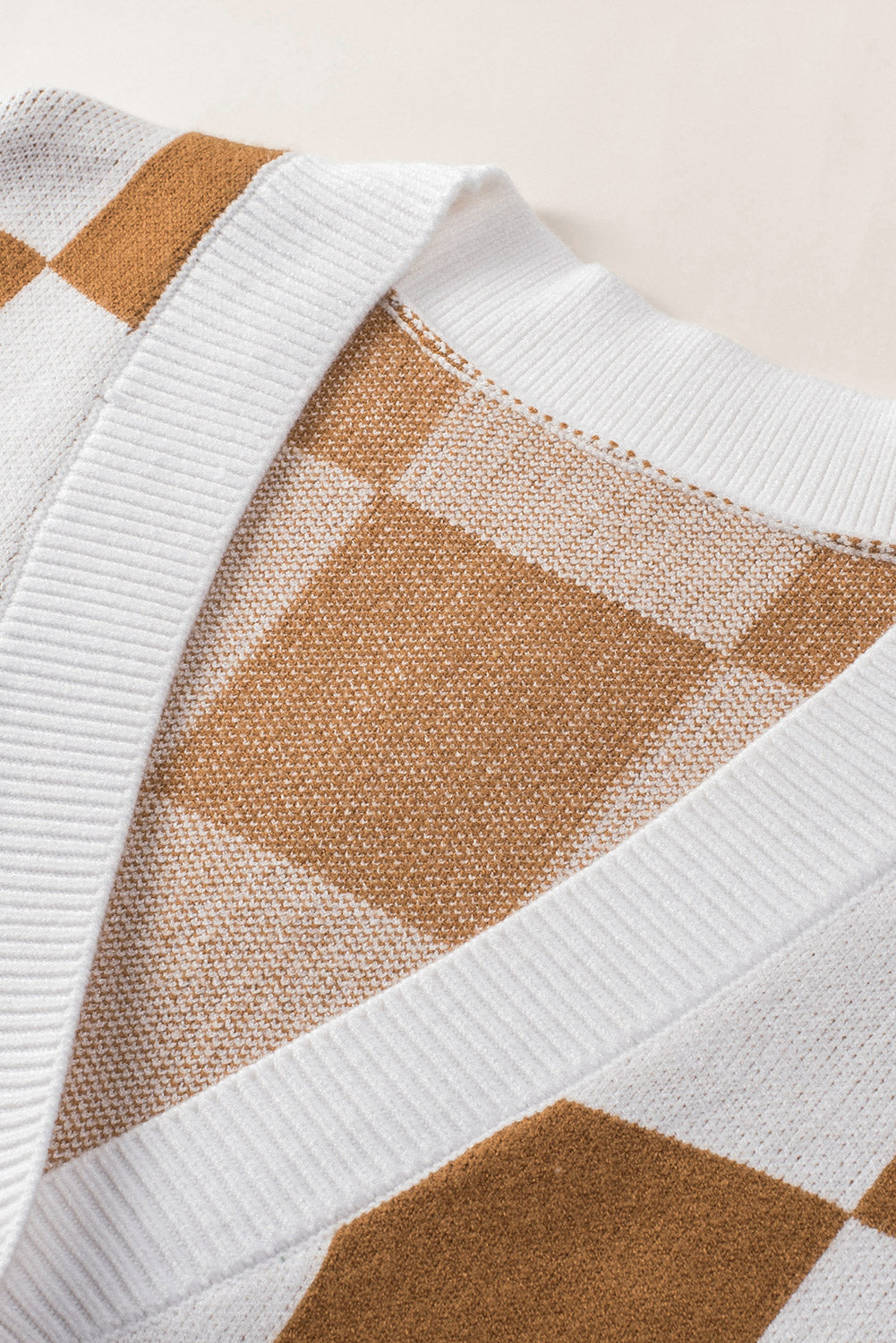 Cárdigan tipo suéter con botones y estampado de cuadros en contraste gris