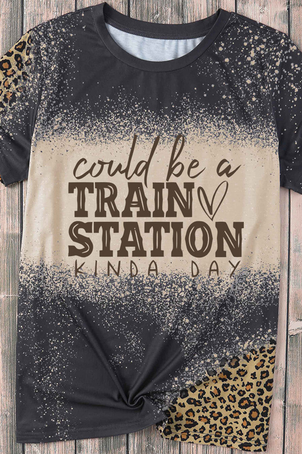 Blank Apparel - Camiseta blanqueada con detalle de leopardo gráfico en blanco gris