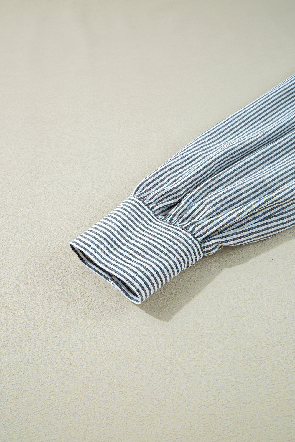 Robe courte noire à rayures et à fleurs, col en V, manches longues