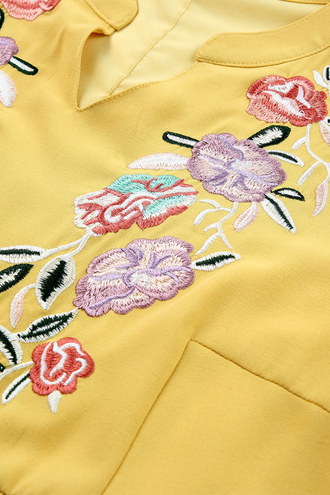Vestido babydoll floral bordado con cuello dividido 
