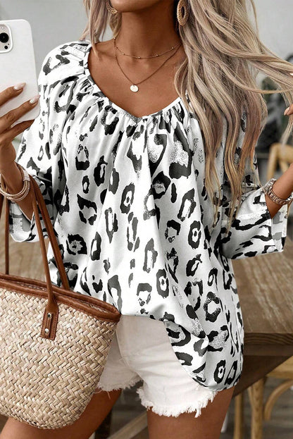Chemisier noir à imprimé léopard, col en V froncé et manches 3/4