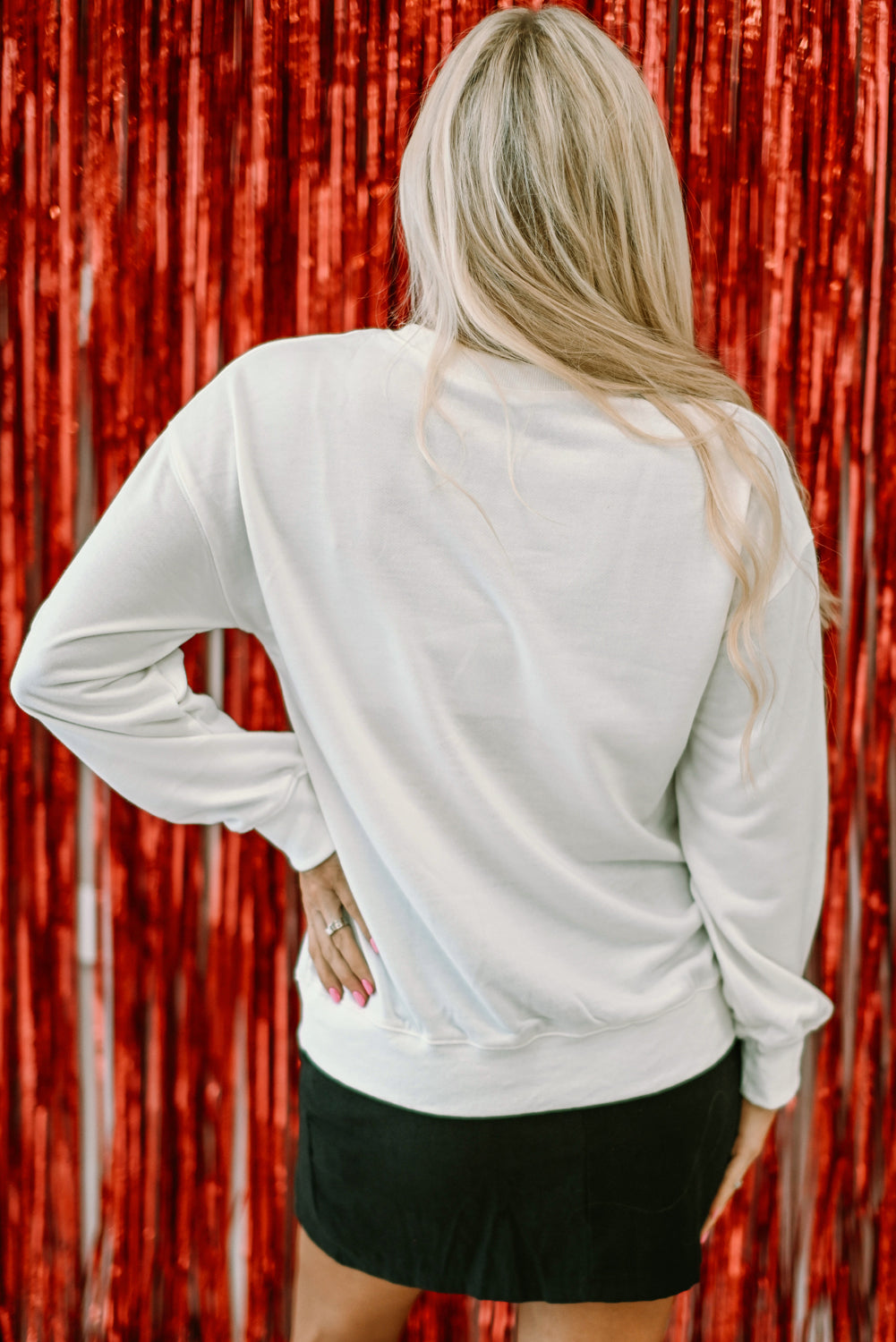 Sweat-shirt ras du cou blanc pailleté XOXO Graphic pour la Saint-Valentin