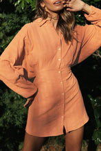 Minivestido con cintura ceñida y parte delantera con botones texturizados marrón 