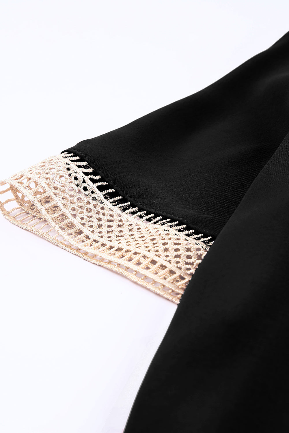 Chemisier à manches courtes et col en V avec bordure en dentelle