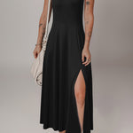 Robe mi-longue noire sans manches à col rond et fente évasée