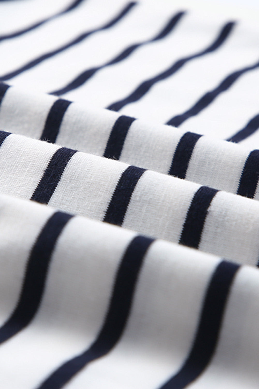 Haut à manches longues boutonné à volants et imprimé rayé