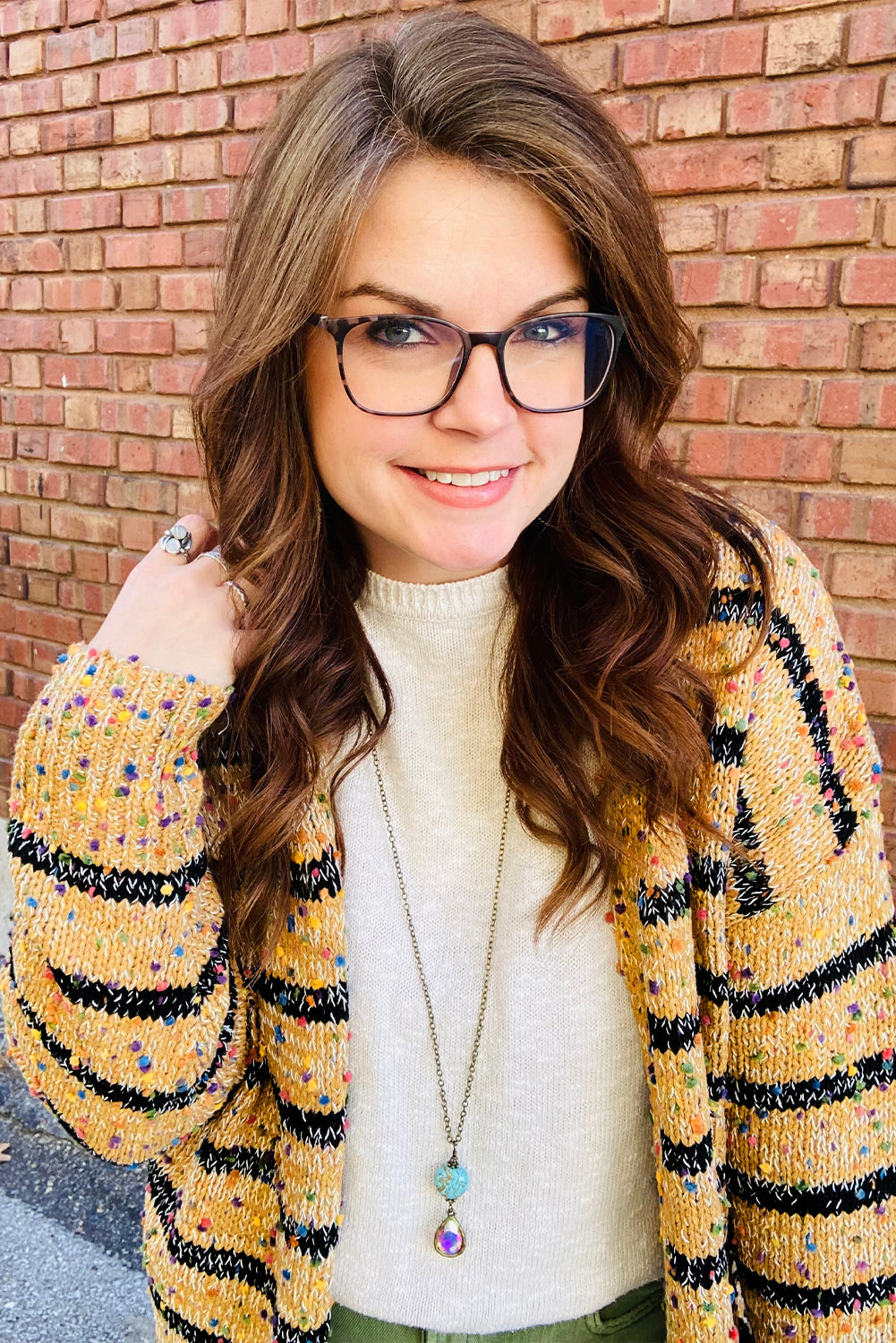 Cardigan long ouvert sur le devant en tricot à pompons et rayures beiges