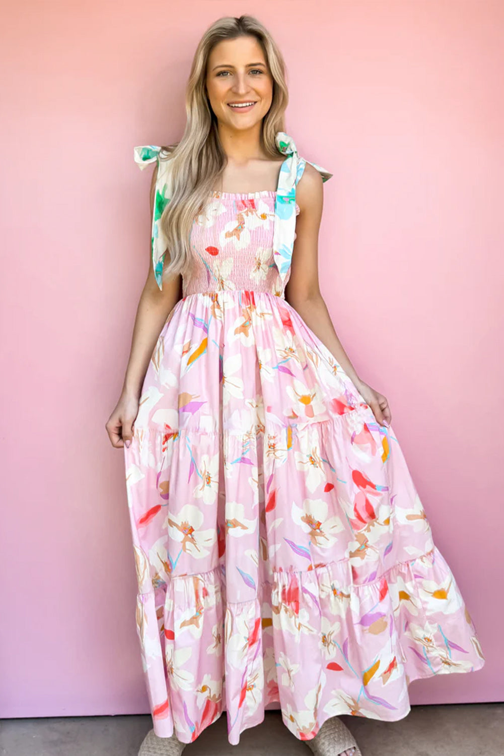 Robe longue smockée à imprimé floral rose et épaules nouées