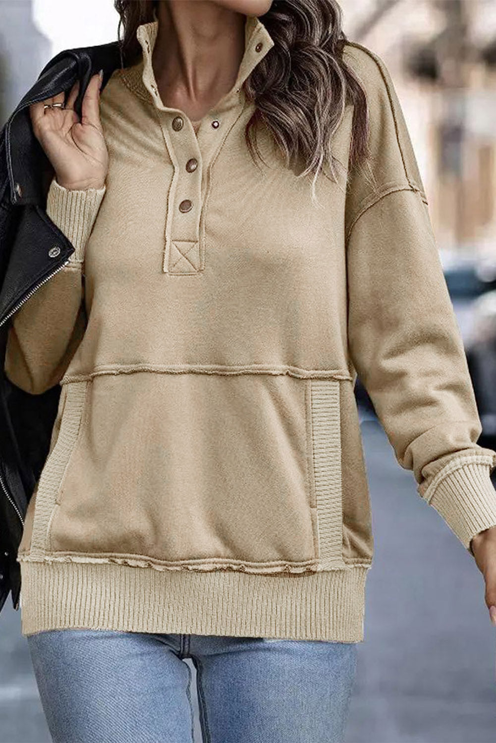 Sudadera caqui con escote con botones a presión y dobladillo de canalé con bolsillo 