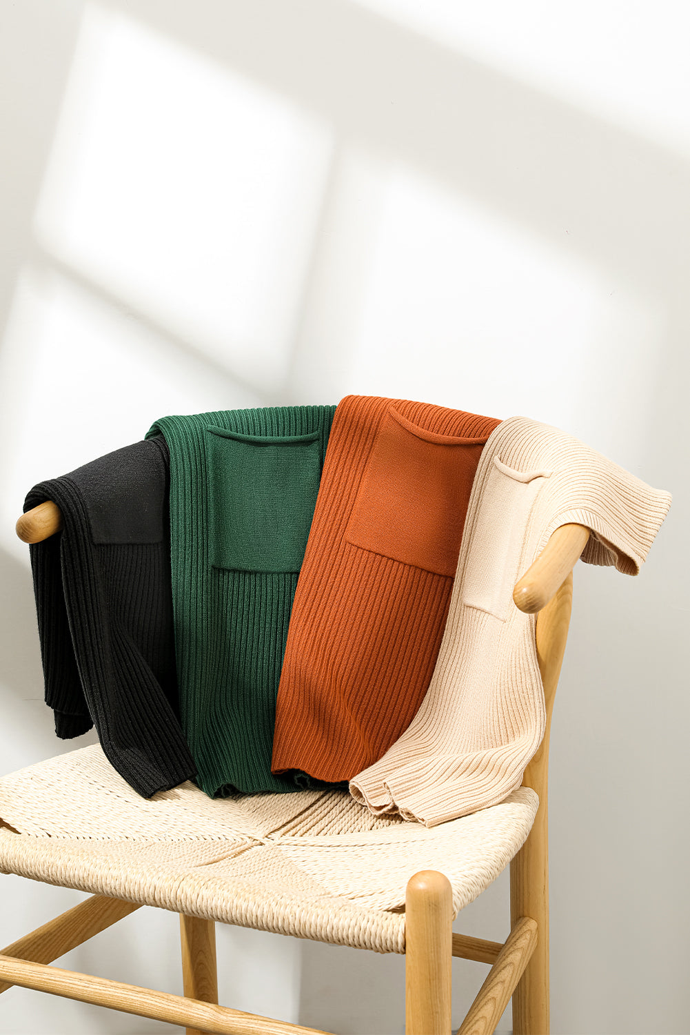 Pull à manches courtes en tricot côtelé vert noirâtre avec poches plaquées