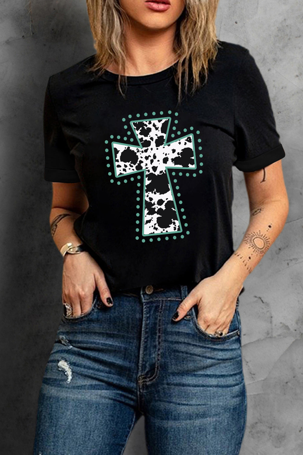 Camiseta negra con estampado animal y gráfico cruzado